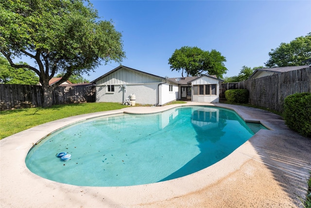 911 Prestwick Ln, Richardson, TX 75080 - view of pool featuring a yard, a fenced backyard, and a fenced in pool