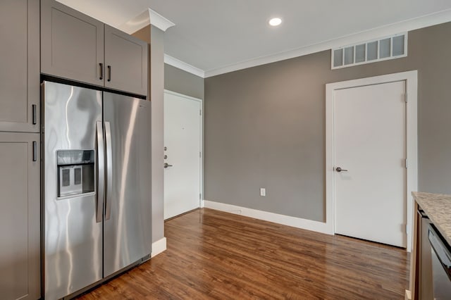 kitchen with stainless steel appliances, gray cabinets, crown molding, visible vents, and dark wood finished floors