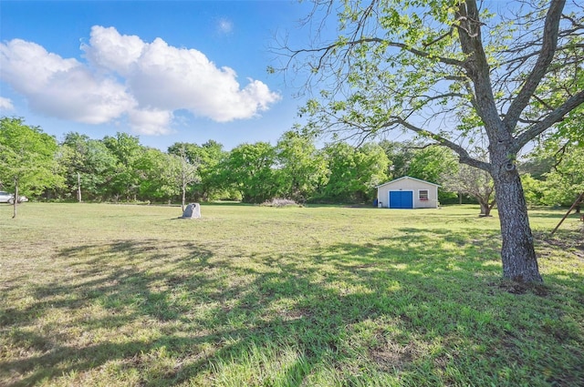 view of yard featuring a detached garage and an outdoor structure