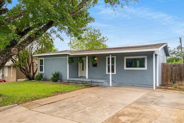 4512 Wabash Ave, Fort Worth, TX 76133 - ranch-style home featuring covered porch, fence, and a front yard