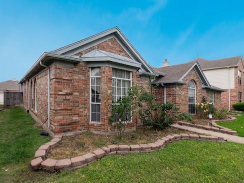 view of front of property with brick siding and a front yard