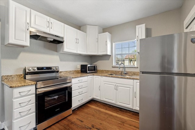 kitchen featuring white cabinetry, a sink, stainless steel appliances, under cabinet range hood, and dark wood-style flooring