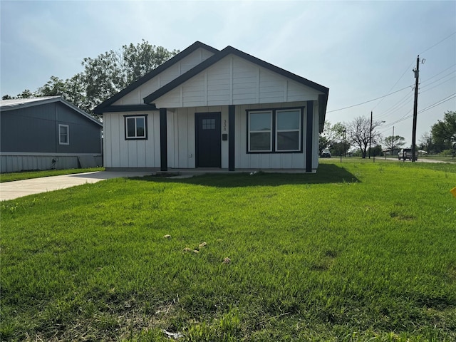 338 S 3rd St, Jacksboro, TX 76458 - bungalow with a porch, a front yard, and board and batten siding