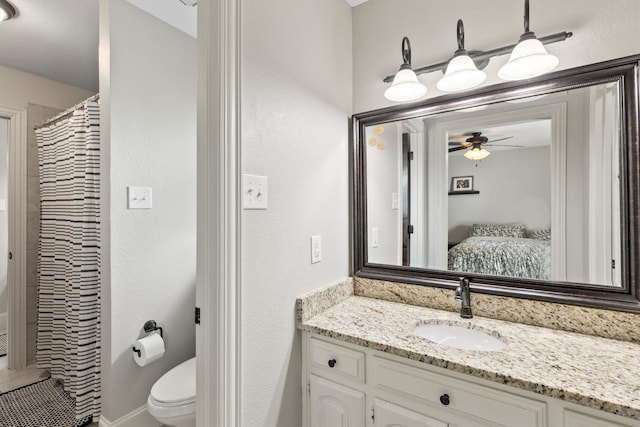 ensuite bathroom featuring toilet, vanity, a ceiling fan, and ensuite bath