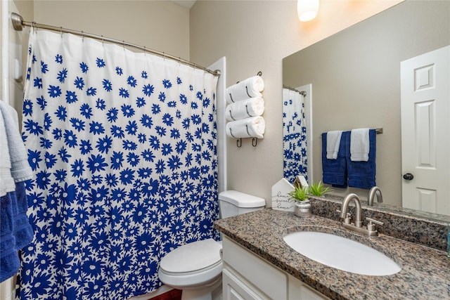 full bath with vanity, toilet, a textured wall, and a shower with shower curtain