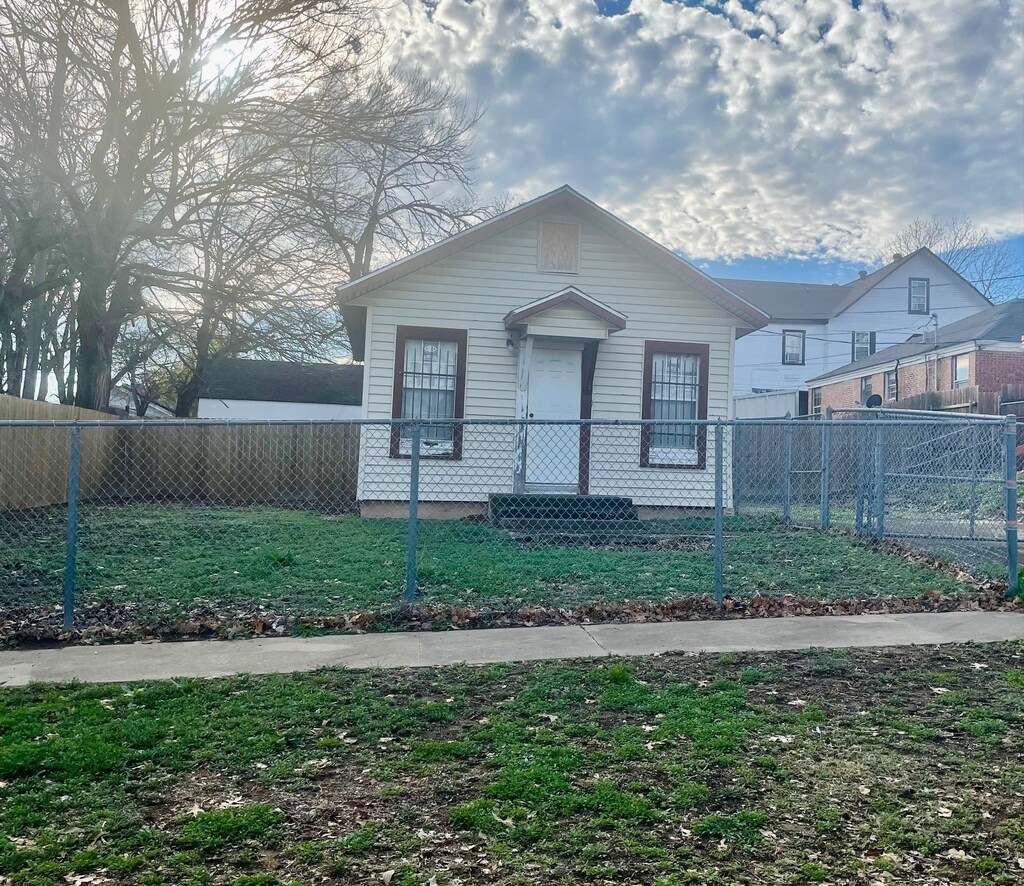 1317 Harrington Ave, Fort Worth, TX 76164 - bungalow-style house with a fenced front yard