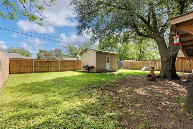 view of yard featuring a fenced backyard and an outdoor structure