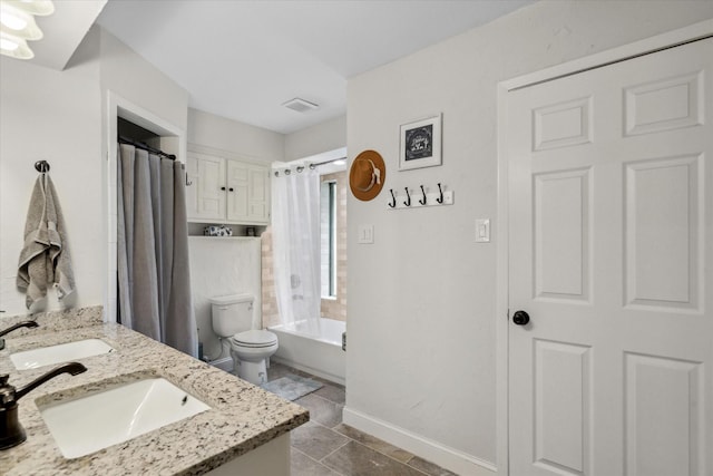 full bath featuring curtained shower, double vanity, a sink, and toilet