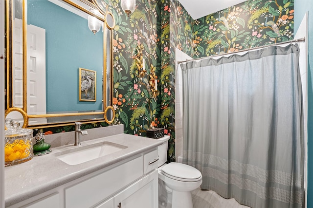4801 Park View Pl, Arlington, TX 76005 - full bathroom featuring curtained shower, vanity, toilet, and wallpapered walls