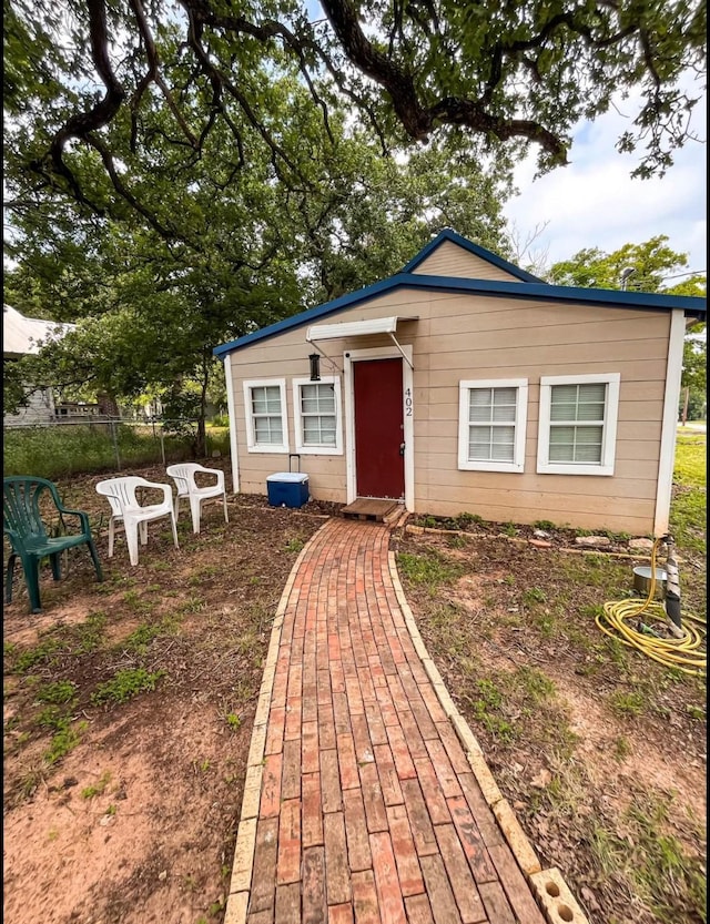 bungalow featuring fence