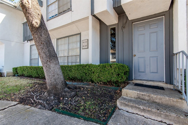 view of exterior entry featuring stucco siding
