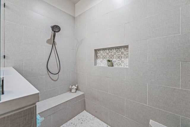 full bath with tiled shower