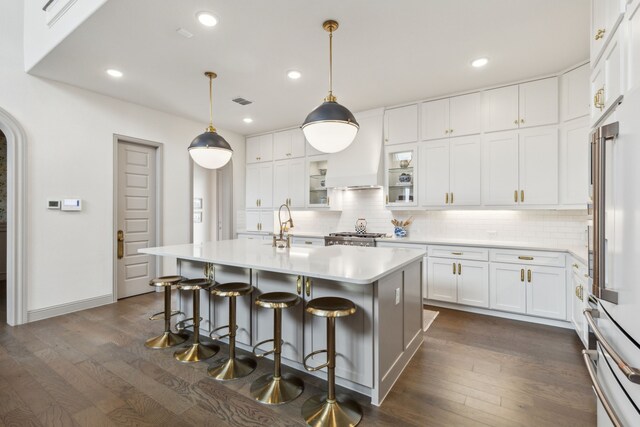 14000 Walsh Ave, Fort Worth, TX 76008 - kitchen featuring dark wood-type flooring, decorative backsplash, a kitchen breakfast bar, white cabinetry, and recessed lighting