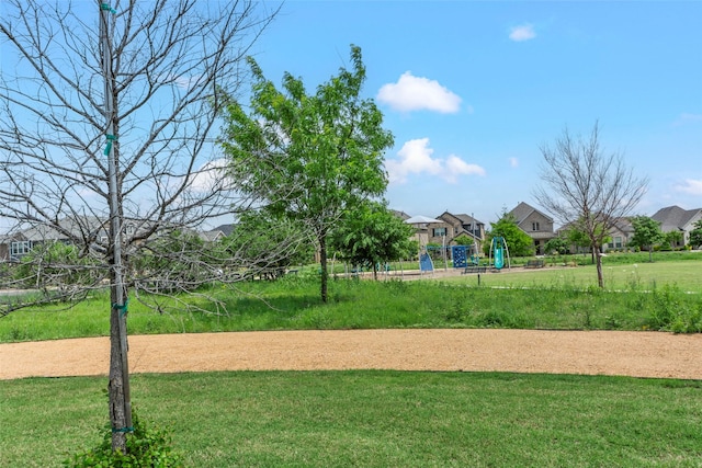 view of property's community featuring a yard