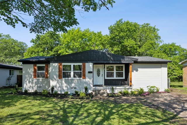 ranch-style house with a front yard