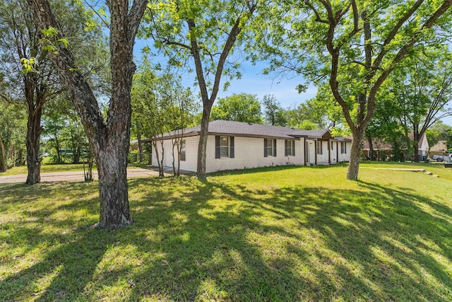 single story home with a front lawn