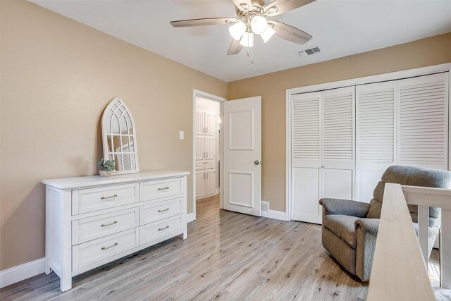 living area featuring visible vents, ceiling fan, baseboards, and light wood-style floors