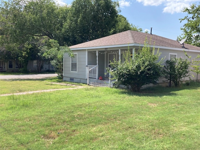 301 Lake Park Ave, Waxahachie, TX 75165 - view of front of home with a front lawn and crawl space