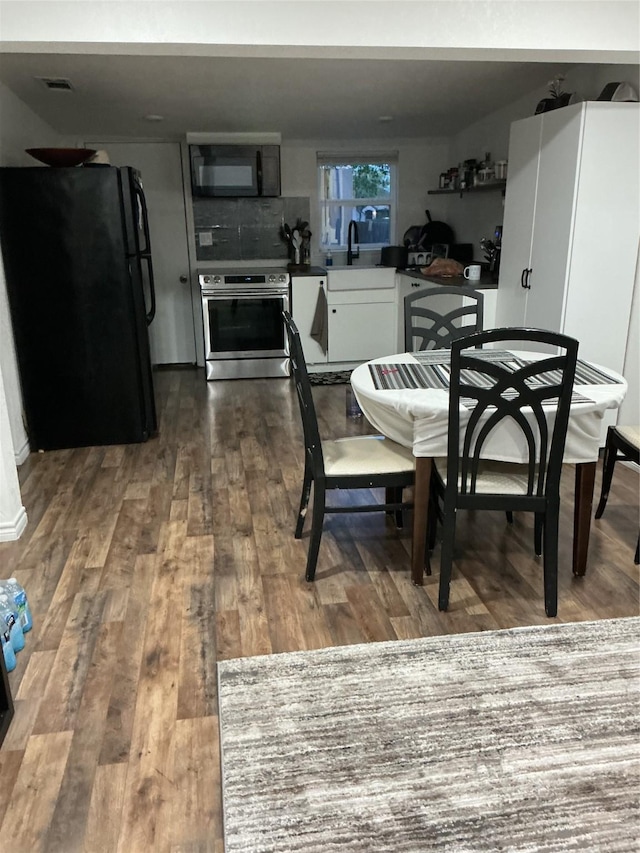 dining space with visible vents and dark wood finished floors