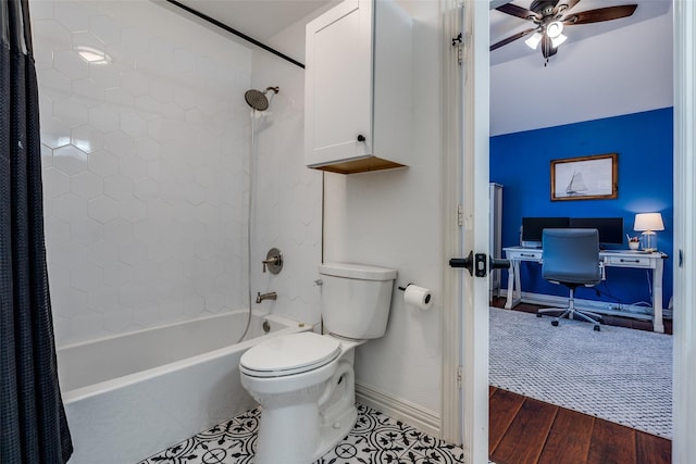 full bath featuring shower / bath combo with shower curtain, toilet, a ceiling fan, and baseboards
