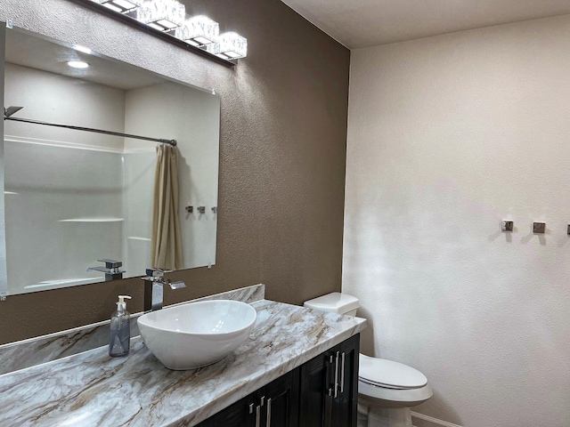 full bath with toilet, a textured wall, vanity, baseboards, and curtained shower