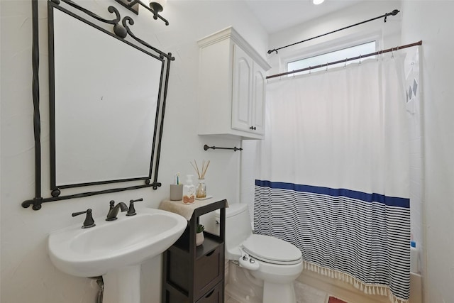 619 Uvalde Ct, Allen, TX 75013 - bathroom featuring a sink, shower / tub combo with curtain, and toilet