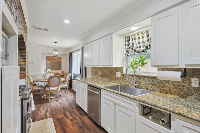 kitchen featuring crown molding, a sink, stainless steel appliances, and visible vents