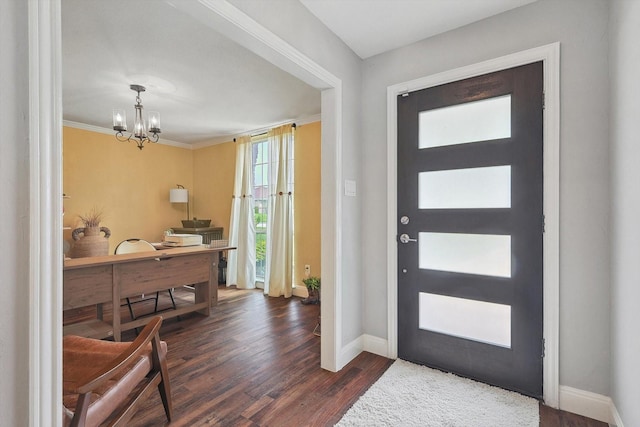 foyer with crown molding, a notable chandelier, dark wood-style floors, and baseboards