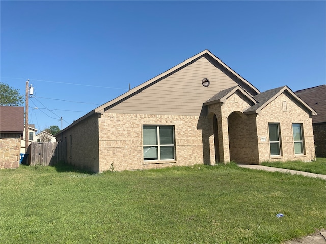 ranch-style house featuring brick siding and a front lawn