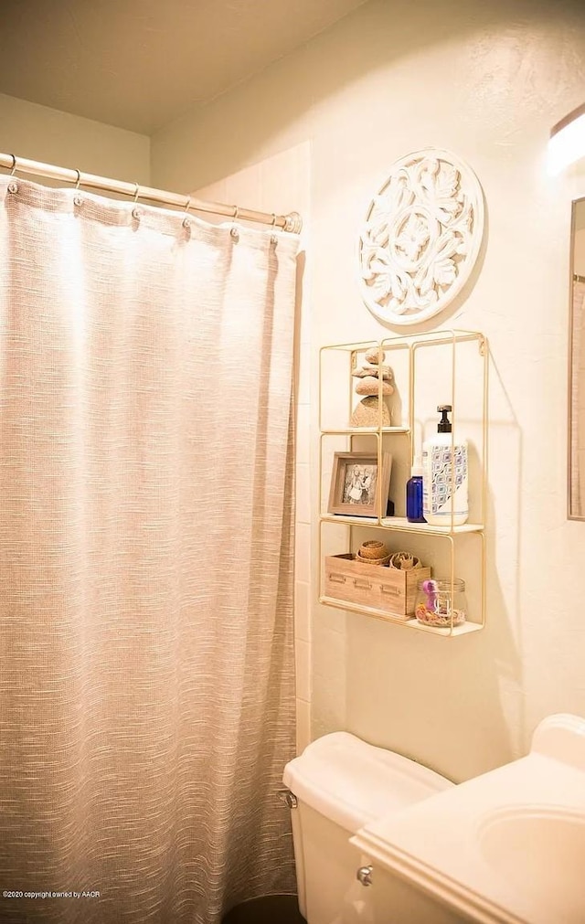 509 W 3rd St, Claude, TX 79019 - full bathroom featuring toilet