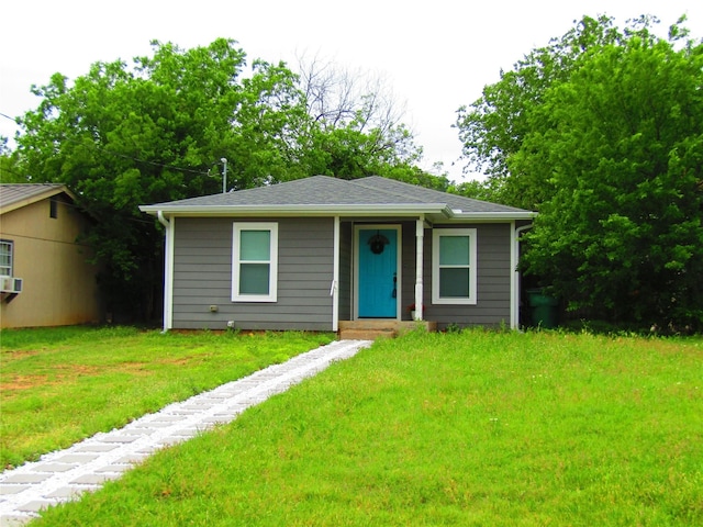 316 Tennessee St, Graham, TX 76450 - bungalow-style home featuring a shingled roof and a front yard