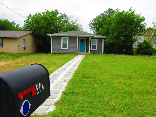 316 Tennessee St, Graham, TX 76450 - bungalow-style house with a front lawn