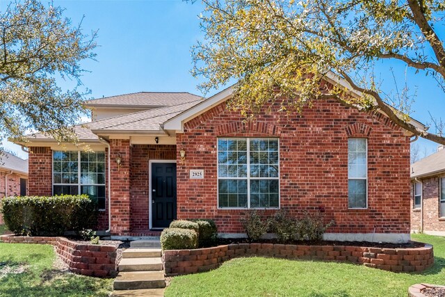 2925 Clear Creek Dr, Rockwall, TX 75032 - view of front facade featuring a front lawn, roof with shingles, and brick siding