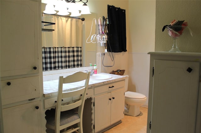 bathroom with an inviting chandelier, toilet, a shower with curtain, and vanity