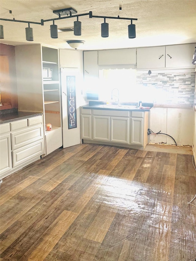 1406 N Main St, Weatherford, TX 76086 - kitchen featuring wood finished floors and backsplash