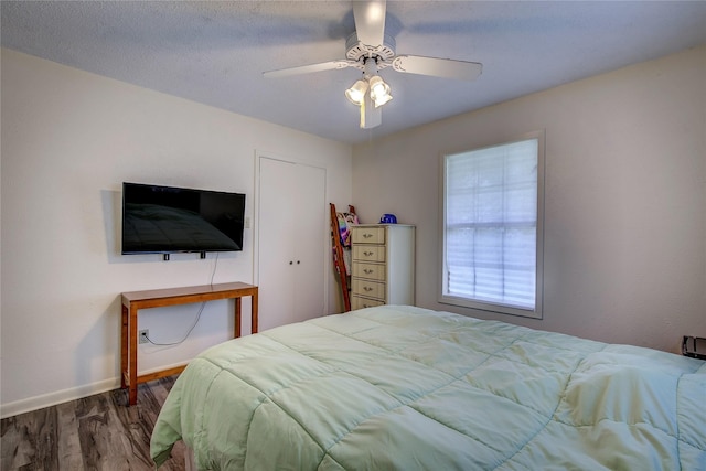 1829 County Road 1103, Sulphur Springs, TX 75482 - clothes washing area with washing machine and dryer, a textured ceiling, light wood-style floors, and ceiling fan