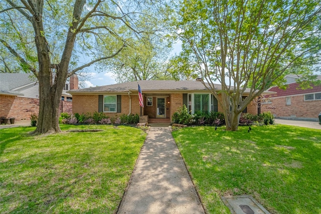 ranch-style house featuring a front lawn and brick siding
