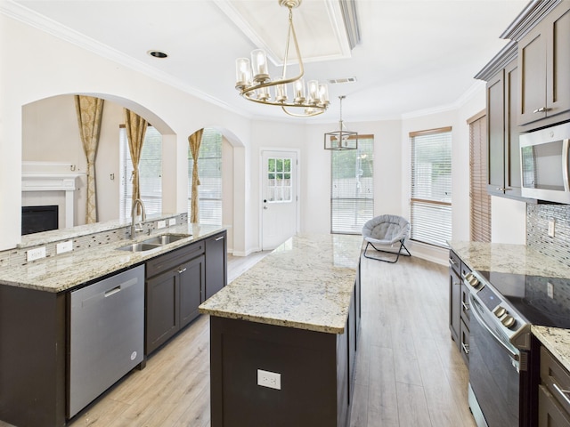 1264 Carriage Creek Dr, Desoto, TX 75115 - kitchen featuring stainless steel appliances, a center island, a sink, light wood-type flooring, and a chandelier