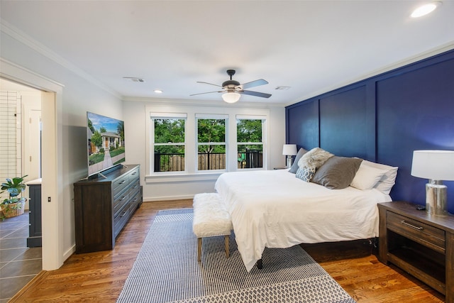 bedroom with ornamental molding, wood finished floors, baseboards, ceiling fan, and recessed lighting
