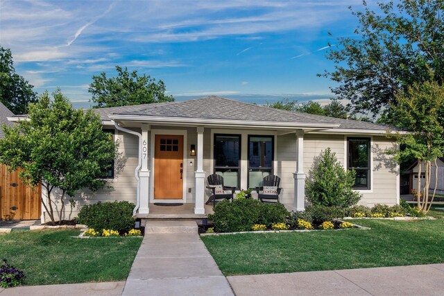 607 Parker St, Mckinney, TX 75069 - bungalow featuring a porch, a front lawn, and roof with shingles