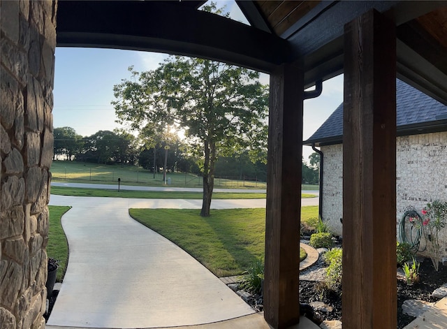 view of property's community featuring a lawn