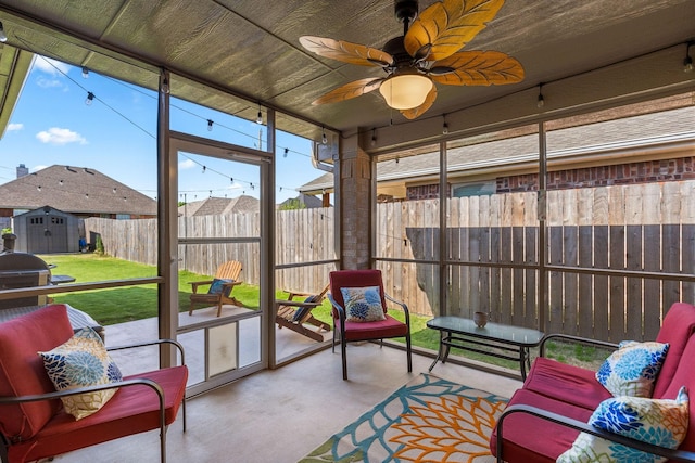 sunroom / solarium featuring a ceiling fan