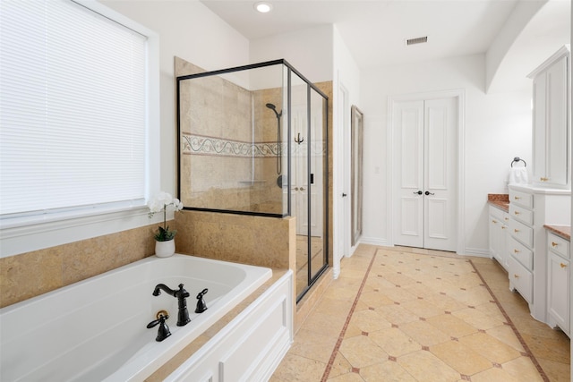 kitchen featuring crown molding, dark wood finished floors, a sink, an inviting chandelier, and white cabinetry