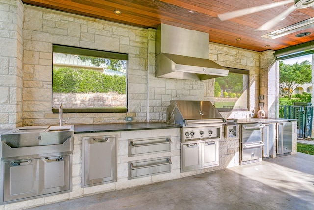 1505 Cottonwood Valley Cir N, Irving, TX 75038 - view of patio / terrace with area for grilling, fence, and a sink