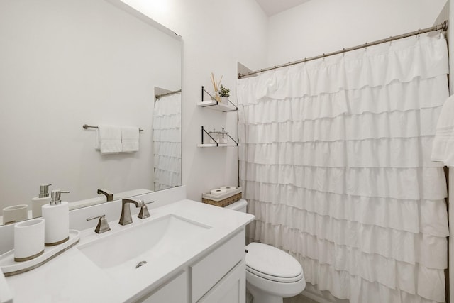 full bath featuring a shower with shower curtain, toilet, and vanity