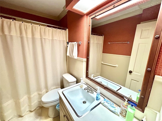 6114 Verona Ln, Shreveport, LA 71105 - full bath with crown molding, vanity, wainscoting, and curtained shower