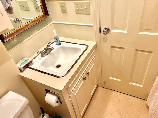 6114 Verona Ln, Shreveport, LA 71105 - bathroom with vanity and toilet