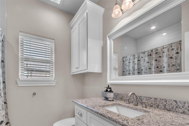 bathroom with toilet, a shower with curtain, and vanity