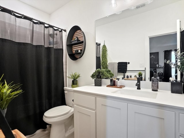 full bath featuring vanity, toilet, curtained shower, and visible vents