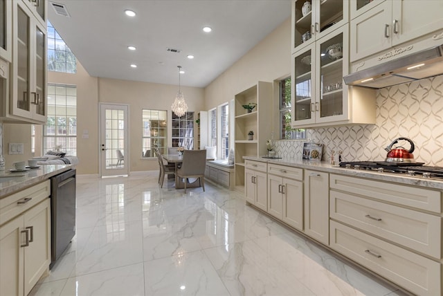 kitchen featuring decorative backsplash, visible vents, stainless steel gas stovetop, under cabinet range hood, and dishwasher